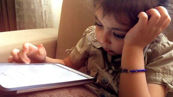小女孩看电子书