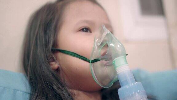 生病的亚洲女孩正在接受喷雾器治疗