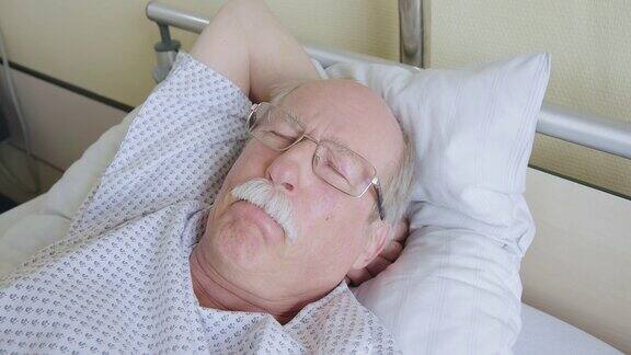 病人在医院病床上看起来坐立不安