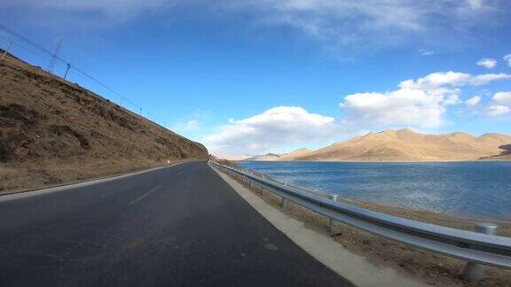 行驶在中国西藏羊卓雍错湖边的小路上