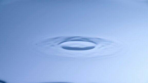 慢动作水滴飞溅到平静的水-拍摄与超高速摄影机