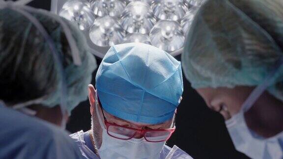 外科医生团队在手术中工作