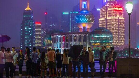 夜光照亮了上海外滩湾拥挤的全景4k时间跨度的中国