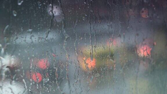 雨滴落在窗玻璃上软焦点