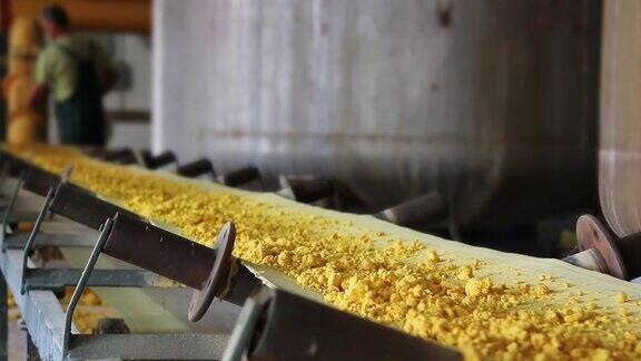 玉米淀粉在食品加工厂的输送带上