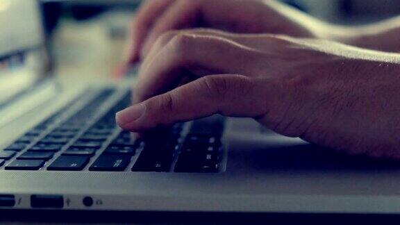 用手在键盘上打字