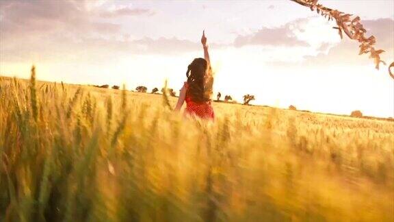 美丽的女孩跑夏天的田野日落风筝