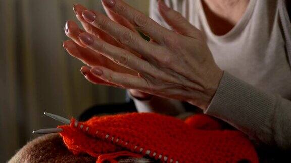 老妇人望着病弱的双手颤抖不能织毛衣晚年困难重重