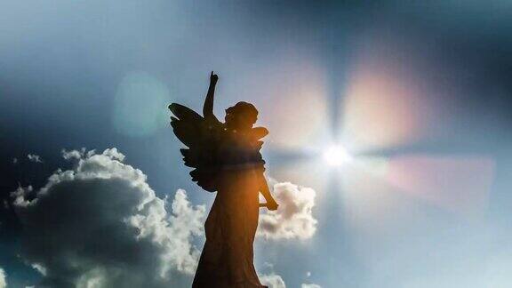 太阳从天使雕像后面移动