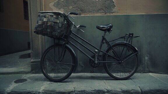 佛罗伦萨街头的老式工作自行车