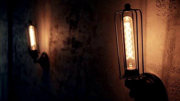 公寓黑暗的房间里有金属灯和里面的灯