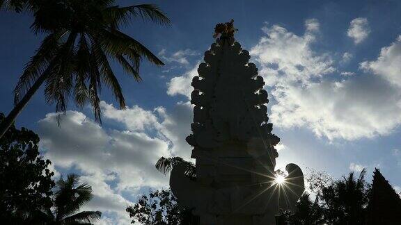 背光印度教寺庙在巴厘岛与阳光照耀