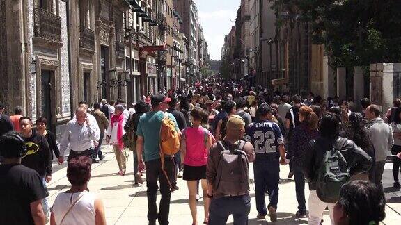 墨西哥城步行街人们走路