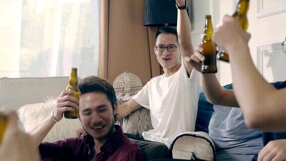 年轻的亚洲成年男子聚在一起喝啤酒敬酒