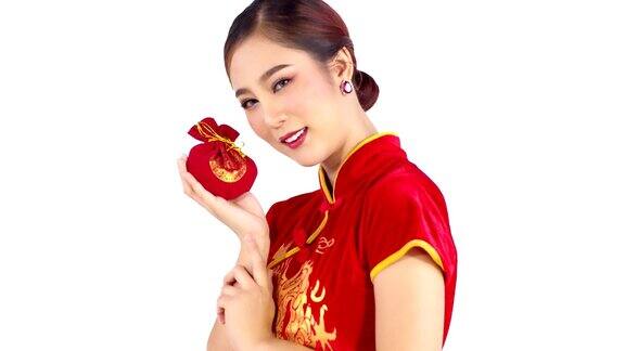 中国女子展示装在红色布袋里的压岁钱