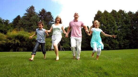 HD超级慢动作:快乐家庭在草坪上奔跑