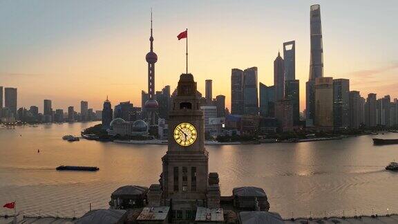 上海外滩和陆家嘴日出时的航拍镜头旧海关大楼作为前景