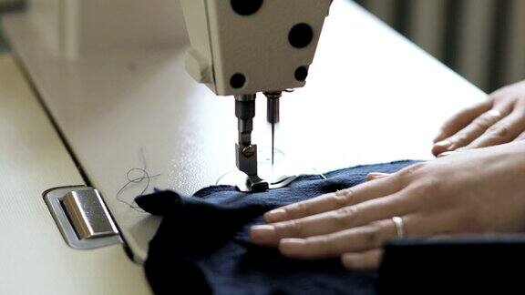 女时装设计师工作与缝纫机在工作室