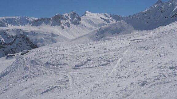 令人惊叹的美丽全景从下向上的雪山