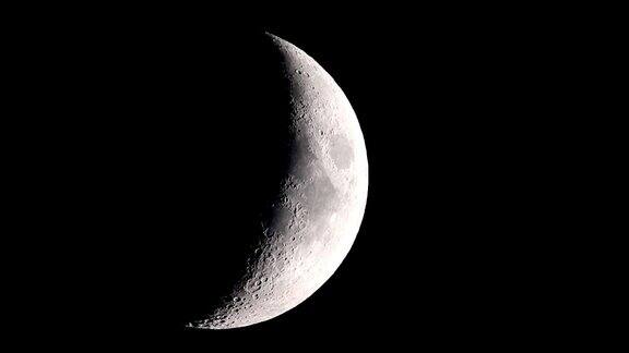 月亮在黑暗的夜空中月亮正在变圆并从左向右移动