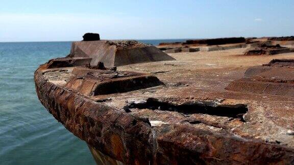 黑海上的一艘旧驳船