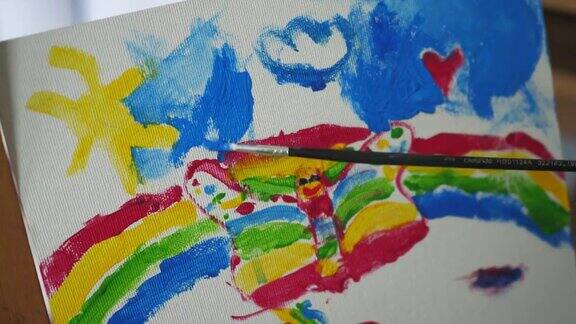 小女孩画彩绘彩虹蝴蝶画架画室