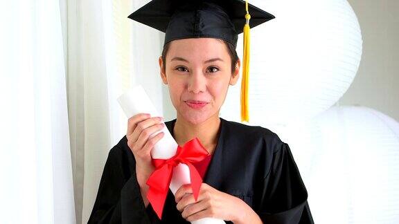 亚洲毕业生挥舞着文凭