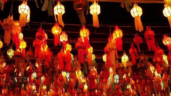 在泰国的哈列蓬猜佛寺彩色的灯和灯笼