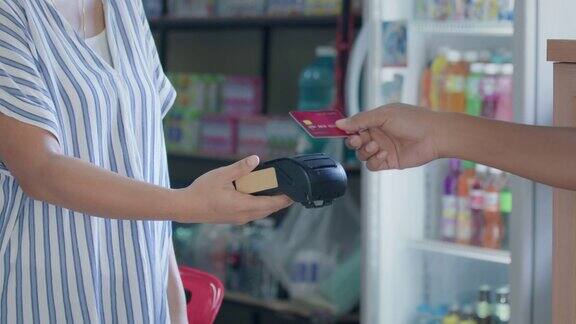 使用信用卡付款的客户客户使用非接触式信用卡付款柜台设有读卡机通过NFC技术接受付款的收银员