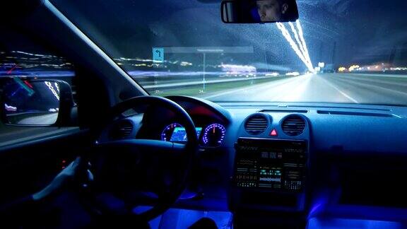 一个人在夜城驾驶一辆带有虚拟导航仪的汽车Hyperlapse