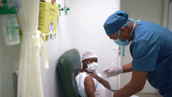 护士给病人注射疫苗