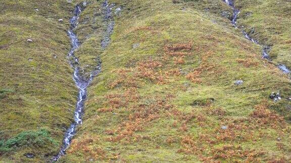 苏格兰高地山谷中的野生瀑布