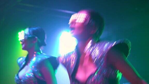 亚洲女性戴着led光眼镜在俱乐部跳舞