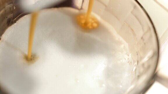 用牛奶在咖啡机里煮咖啡的过程