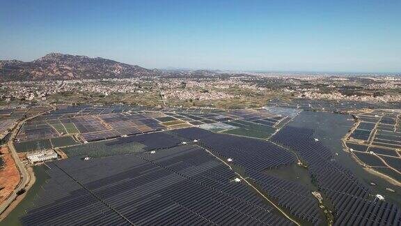 从空中俯瞰水中宏伟的太阳能发电厂