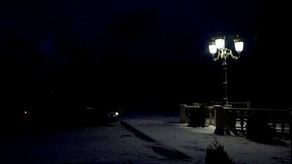 雪夜和复古街灯