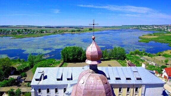 这座女东正教修道院通过一个有十字架的圆顶俯瞰湖面