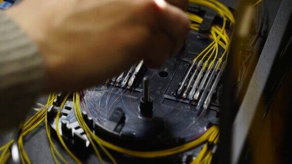 工人用焊机焊接光线网线维修人员焊接光纤互联网服务提供商工程师工作在服务器室与光纤和路由器布线