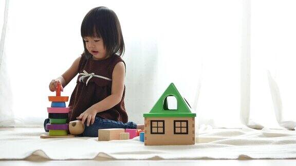 可爱的亚洲孩子玩积木孩子玩