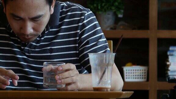 男人用智能手机上的应用程序发短信
