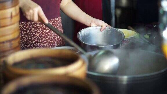 蒸点心竹制托盘不同层次的传统中国食物