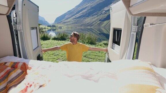 男子在他的露营车后享受露营的生活方式假期在挪威