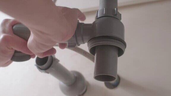 检查厨房的水管和水槽