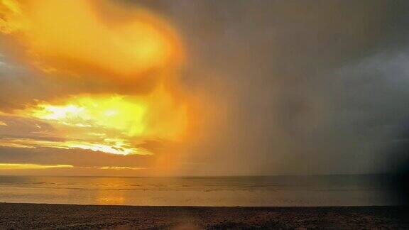 时间流逝的海上日落与暴风雨的云在海洋和海浪上的海滩诺曼底法国戏剧性的多云的天空平静冥想和放松