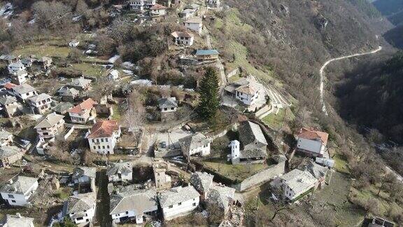 鸟瞰图中的科索沃村庄有正宗的19世纪的房子保加利亚