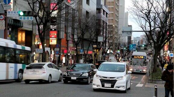 日本福冈市街道上的交通状况