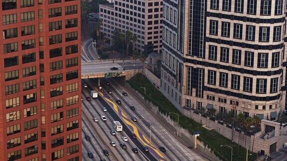 洛杉矶市中心边缘的高速公路-无人机向上倾斜拍摄