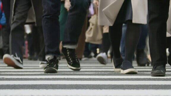 慢镜头-人们走在人行横道上东京新宿