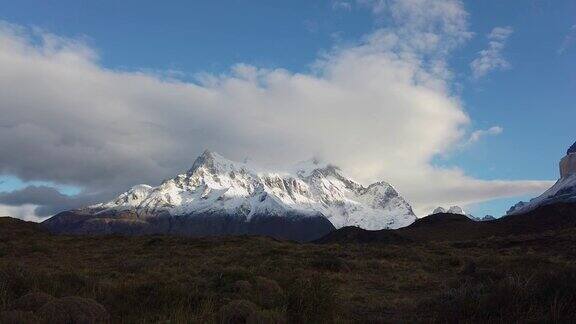 在巴塔哥尼亚的塞罗·潘恩·格兰德山附近徒步旅行佩恩格兰德山和托雷斯德尔潘恩山的景色