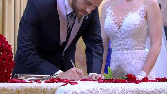 新郎在婚礼书上签名